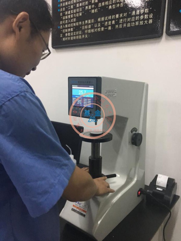 老客戶推薦給新客戶的另一臺數顯洛氏硬度計，在客戶現場順利交付